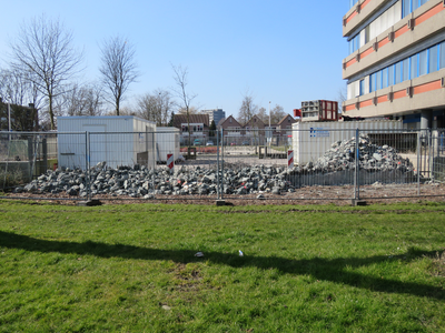 829605 Afbeelding van de gesloopte wand met een keramieken mozaïek bij de parkeerplaats van het voormalige UWV-kantoor ...